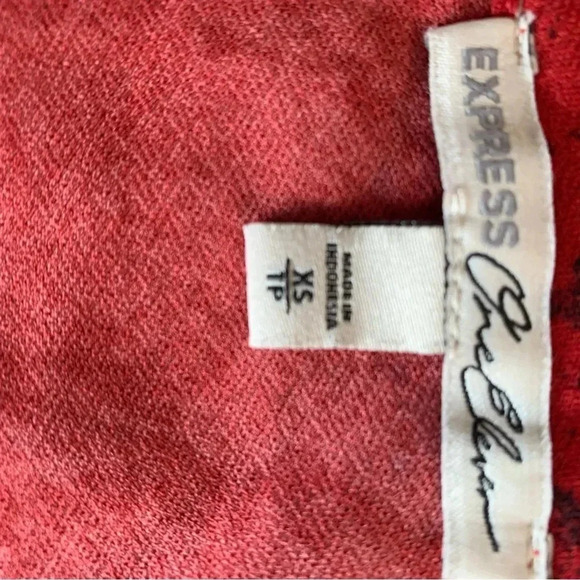 EXPRESS women's XS cropped red blouse with flowy sleeves - Picture 2 of 6